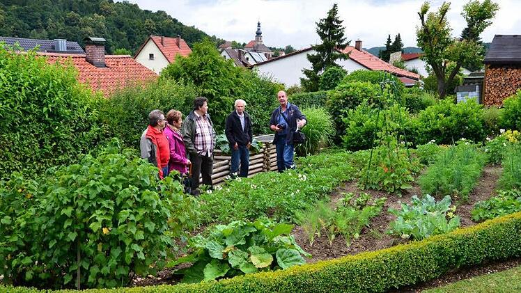 Andreas Wehrfritz (Zweiter von rechts) zeigt unter anderem Klaus Peter Kugler, dem Vorsitzenden des Gartenbauvereins Ludwigschorgast (rechts), seinen Gemüsegarten. Fotos: Dieter Hübner