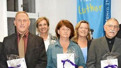Für ihre langjährigen Verdienste in den Kirchengemeinden wurden (vorne von links) Reiner Sidon, Klaus Barthelmann, Edith Hückmann, Dr. Bernhard Deffner und Heinz Dieter Schmidt mit einer Tontafel mit Segenswünschen des Dekanats geehrt. Bei der Ehrung waren dabei (hinten von links): die Synodalen Gerhard Koch und Gisela Schott, Festrednerin Christine Scheel und Dekan Jürgen Blechschmidt.  Foto: Gerhard Schmidt