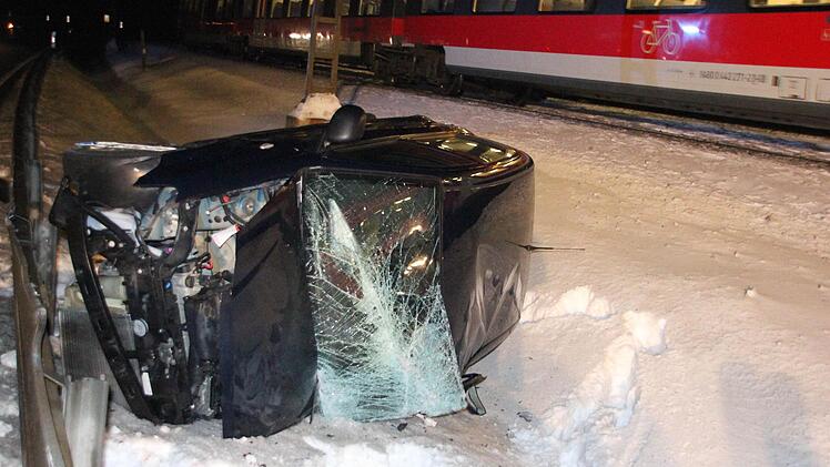Die Züge mussten langsam an der Unfallstelle vorbeifahren.  Foto: Friedwald Schedel