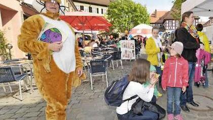 Die Stadtmesse in Herzogenaurach bietet auch ein buntes Kinderprogramm an. Da können die kleinen Besucher schon einmal den Osterhasen treffen.