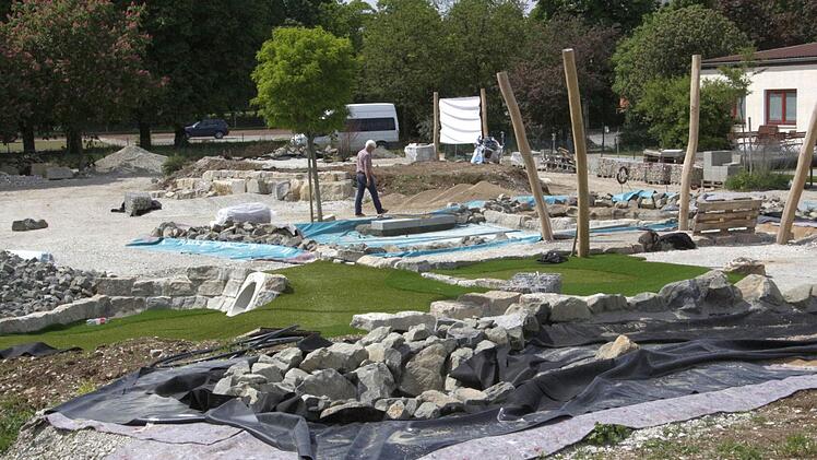 Naturhindernisse werden eingebaut, Kunstrasen eingepasst. Foto: Josef Hofbauer