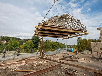 Da schwebt das fast hundert Jahre alte Dach zu seinem neuen Standort an der Pakethalle. Foto: Frank Wunderatsch