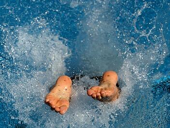 Das Thema Bau eines Swimmingpools auf dem Privatgrundstück des Bürgermeisters beschäftigte am Dienstag erneut den Untersteinacher Gemeinderat. Foto: Archiv/Ralf Hirschberger, dpa