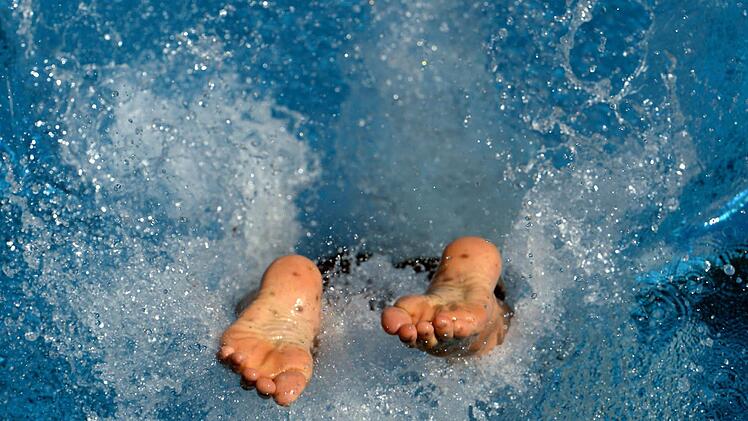 Das Thema Bau eines Swimmingpools auf dem Privatgrundstück des Bürgermeisters beschäftigte am Dienstag erneut den Untersteinacher Gemeinderat. Foto: Archiv/Ralf Hirschberger, dpa
