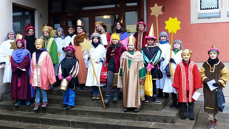 Münnerstädter Kinder waren wieder in die Rolle der Heiligen Drei Könige geschlüpft. Sie brachten die Segenswünsche für das neue Jahr in Münnerstädter Häuser und sammelten Geld für kirchliche Kinder-Hilfsprojekte in armen Ländern der Welt. Foto: Johannes Becker