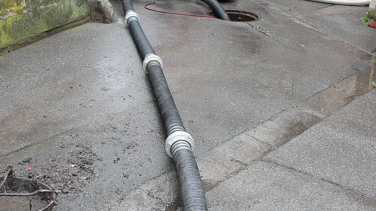 Das Wasser wurde aus Gullys in der Alten Bamberger Straße in die Haßlach gepumpt, um das Ablaufen des Wassers zu beschleunigen.  Foto: Friedwald Schedel