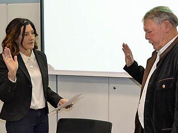 Bürgermeister Christian Mrosek vereidigt Annette Scherbel-Schülein als neue Gemeinderätin.  Foto: che