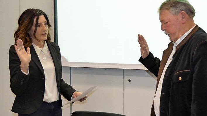 Bürgermeister Christian Mrosek vereidigt Annette Scherbel-Schülein als neue Gemeinderätin.  Foto: che