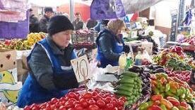 Der Markt in Tiraspol (oben links) hält alles bereit, was man will — wenn man es sich leisten kann. In Soroca (oben rechts) hat sich ein "Zigeuner-Baron" mit dem "Capitol" einen Traum verwirklicht. Die einzigartigen Felsenklöster von Tipova (unten) hoch über dem Dnister lohnen immer einen Besuch.  Fotos: Edgar Bartl