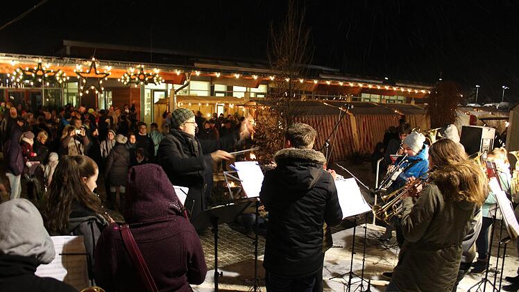 Die Bl&auml;serklasse der Herzog-Otto-Mittelschule spielte beim Markt in Neuensee.Stefan Fleischmann