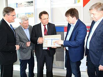 Berater Michael Hohl (links) und Bundestagsabgeordneter Hans-Peter Friedrich (Mitte) ließen sich das Pad-System von den beiden Geschäftsführern Hans-Dieter und Sebastian Groppweis sowie dem Forschungsleiter Friedbert Scharfe (von links) erläutern.Jochen Nützel