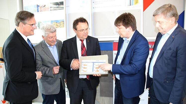 Berater Michael Hohl (links) und Bundestagsabgeordneter Hans-Peter Friedrich (Mitte) ließen sich das Pad-System von den beiden Geschäftsführern Hans-Dieter und Sebastian Groppweis sowie dem Forschungsleiter Friedbert Scharfe (von links) erläutern.Jochen Nützel