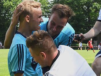 Westheims Yanik Pragmann  (links) wird von den Kollegen geherzt für sein 2:0 gegen Eibstadt.Hopf