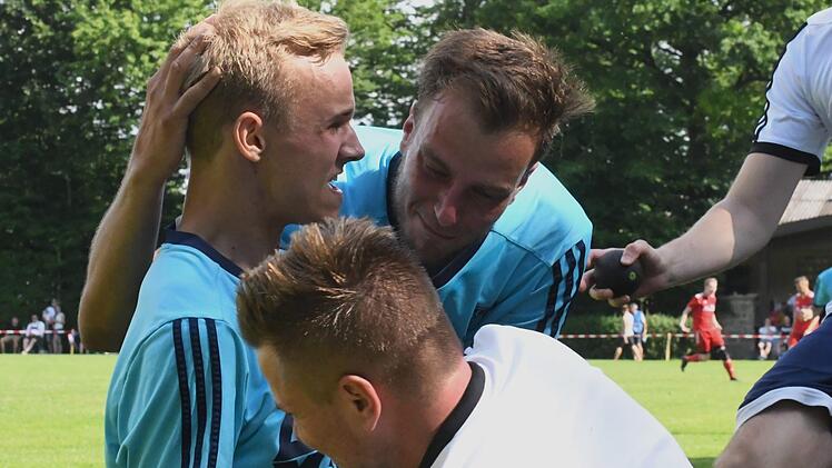 Westheims Yanik Pragmann  (links) wird von den Kollegen geherzt für sein 2:0 gegen Eibstadt.Hopf
