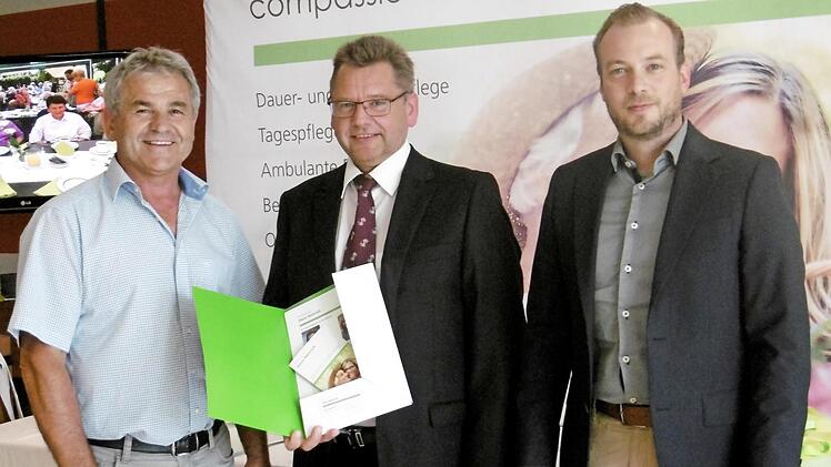 Ludwig Nagel begrüßt das neue Beratungsangebot, das Franz-Josef Würfl und Michael Leitmeier (v. l.) vorstellten. Foto: privat