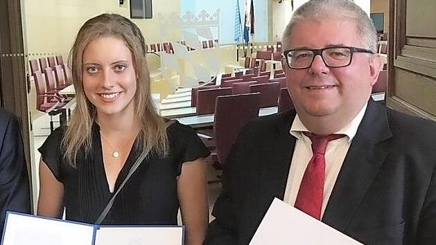 Lina Kegel mit der Urkunde, rechts Wolfgang Metzner Foto: p
