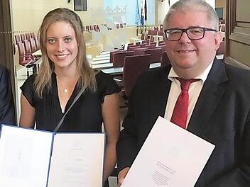 Lina Kegel mit der Urkunde, rechts Wolfgang Metzner Foto: p