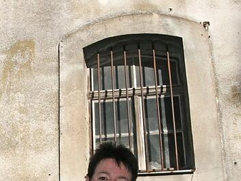 Gästeführerin Christiane Kolbet steht vor dem Fenster, an dem einmal der Eingang der Männer in die Synagoge war. Foto: Sylvia Hubele
