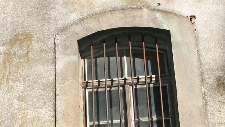Gästeführerin Christiane Kolbet steht vor dem Fenster, an dem einmal der Eingang der Männer in die Synagoge war. Foto: Sylvia Hubele