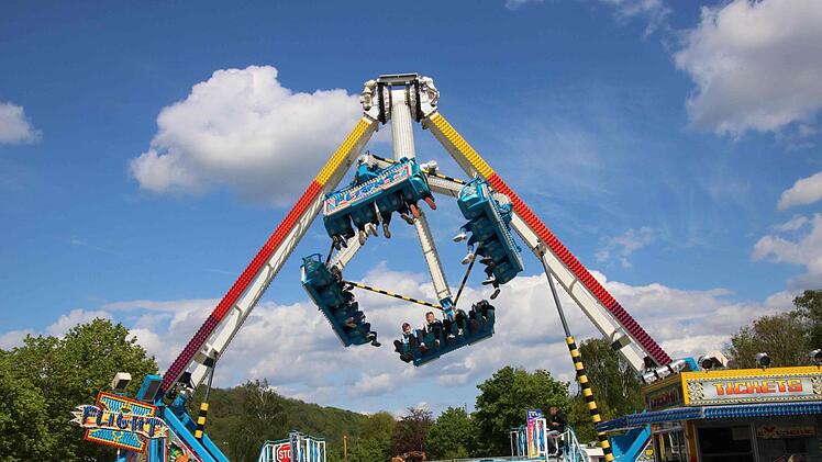 Das ist der "X-Flight", die Attraktion beim diesjährigen Volksfest. Foto: Alexander Hartmann