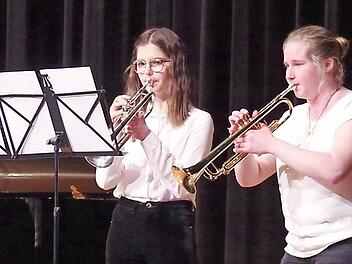 Das Kronacher Trompeten-Duo Daniela Krügel und Alina Gödel Fotos: Heike Schülein