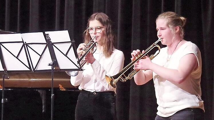 Das Kronacher Trompeten-Duo Daniela Krügel und Alina Gödel Fotos: Heike Schülein