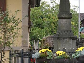 Die Stele neben dem Brunnen am Dorfplatz in Erinnerung an die im deutsch-französischen Krieg 1870/71 gefallenen Soldaten bleibt wie sie ist, die Inschriften werden nicht restauriert.Klaus Klaschka