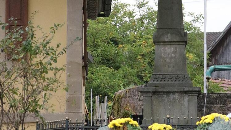 Die Stele neben dem Brunnen am Dorfplatz in Erinnerung an die im deutsch-französischen Krieg 1870/71 gefallenen Soldaten bleibt wie sie ist, die Inschriften werden nicht restauriert.Klaus Klaschka