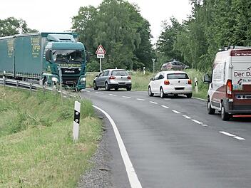 Die B286 bei Römershag und die Querung des Bahnradwegs bleiben wahrscheinlich ein weiteres Jahr Rumpelpiste. Die für den Spätsommer angesetzte Sanierung ist verschoben.