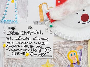 Ich sehe es  wie der kleine Max und wünsche mir vom Christkind, dass alle wieder glücklich werden und es statt Anfeindungen einen Zusammenhalt  gibt.