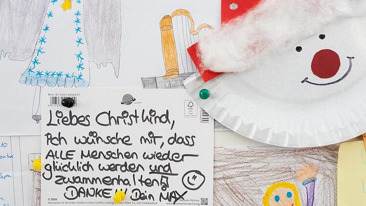 Ich sehe es  wie der kleine Max und wünsche mir vom Christkind, dass alle wieder glücklich werden und es statt Anfeindungen einen Zusammenhalt  gibt.
