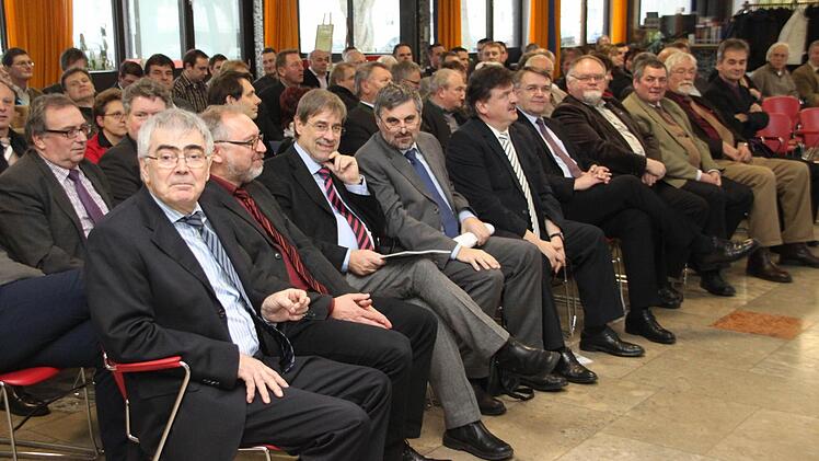 Zahlreiche Gäste sind zur Feierstunde in die Berufsschule gekommen.