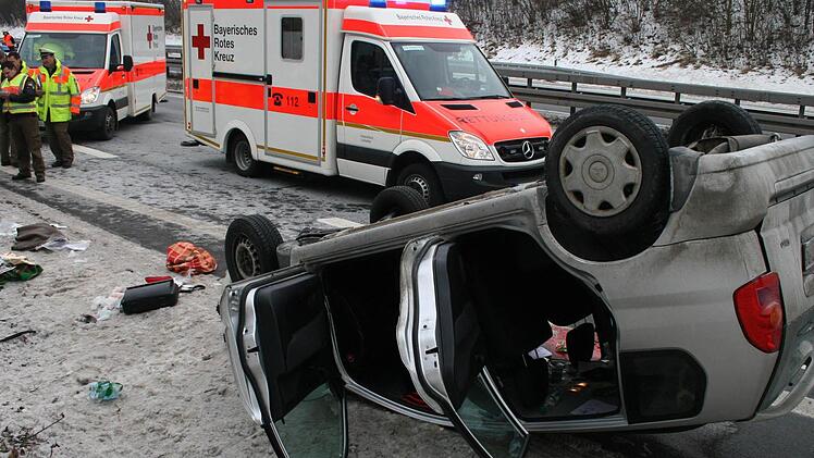 Der Minivan des 55-jährigen Mannes blieb auf dem Dach liegen, nachdem er sich überschlagen hatte.