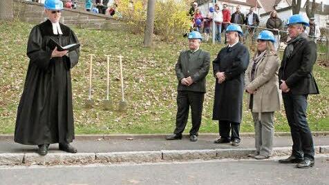 Hermann Thamm mit Helm und Talar beim Spatenstich. Mit dabei: Heinz Vogel von der Baufirma, die Kirchenvorstände Lutz Bredemeyer und Erika Lutz sowie Architekt Matthias Schmidt (von links).  Foto: privat