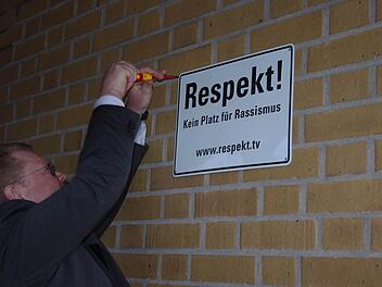 Schulleiter Rudolf Schirmer schraubte das Schild an.