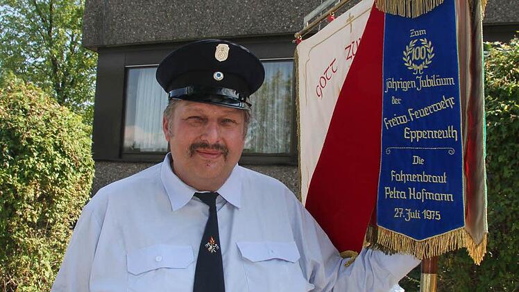 Klaus Fischer ist Maschinist bei der Freiwilligen Feuerwehr Eppenreuth - er führte die Fahnenabordnung an und war mächtig stolz auf seine kleine Wehr.Foto: Sonja Adam