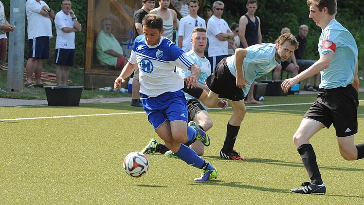 Gleich drei Poppenrother düpiert hier FC-06-Neuzugang Vlad Ruja. Doch am Ende war es der Finalgegner, der die Nase vorn hatte im Kampf um die Kissinger Stadtmeisterschaft. Foto: Hopf