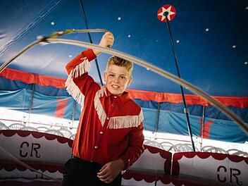 Risto Kübler schwingt in der Manege des Circus Renado das Lasso.  Fotos: Hendrik Steffens
