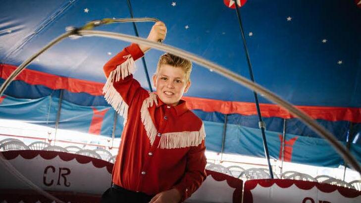 Risto Kübler schwingt in der Manege des Circus Renado das Lasso.  Fotos: Hendrik Steffens