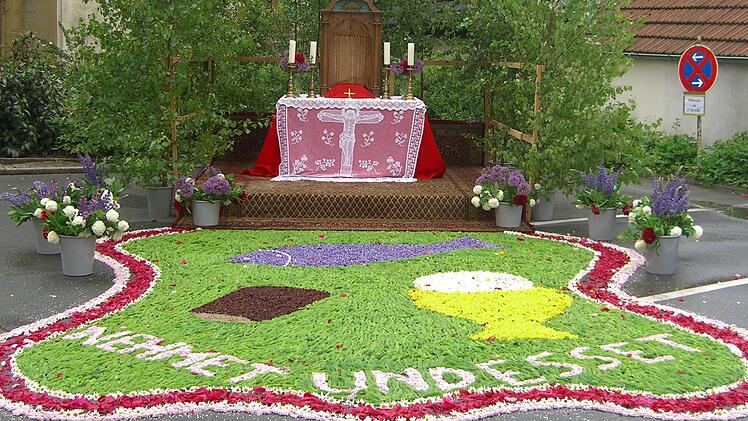 "Nehmet und esset" war einmal die Botschaft des prächtigen Blumenteppichs. Foto: Sonny Adam
