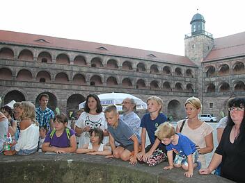 Aufmerksam hörten Kinder und Erwachsene auf der Plassenburg den Schilderungen über das Leben der Fledermäuse zu. Foto: Sonny Adam