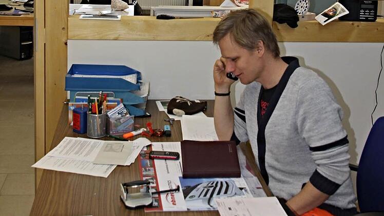 Nur selten steht das Telefon im Büro von Christian Raehse still. Der Leiter des städtischen Bauhofs von Ebern muss planen, einteilen, Anfragen beantworten, Disponieren und Umdisponieren, die Arbeitsabläufe effektiv einteilen. Foto: Helmut Will