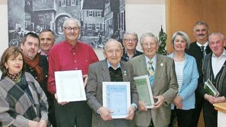 Die Ehrung langjähriger Mitglieder und die Einzelhausprämierung standen im Mittelpunkt der Hauptversammlung des Gartenbauvereins Wirsberg. Unser Bild zeigt (von links) Maria Steinlein, Thomas Steinlein, Kreisvorsitzenden Günter Reif, Heinrich Hückmann, Hans Benra, Ewald Oertel, Georg Zeitler, Vorsitzende Susanne Schlegel, Zweiten Bürgermeister Karl Heinz Opel und Hubert Leuschner.  Foto: Werner Reißaus
