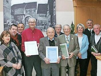 Die Ehrung langjähriger Mitglieder und die Einzelhausprämierung standen im Mittelpunkt der Hauptversammlung des Gartenbauvereins Wirsberg. Unser Bild zeigt (von links) Maria Steinlein, Thomas Steinlein, Kreisvorsitzenden Günter Reif, Heinrich Hückmann, Hans Benra, Ewald Oertel, Georg Zeitler, Vorsitzende Susanne Schlegel, Zweiten Bürgermeister Karl Heinz Opel und Hubert Leuschner.  Foto: Werner Reißaus