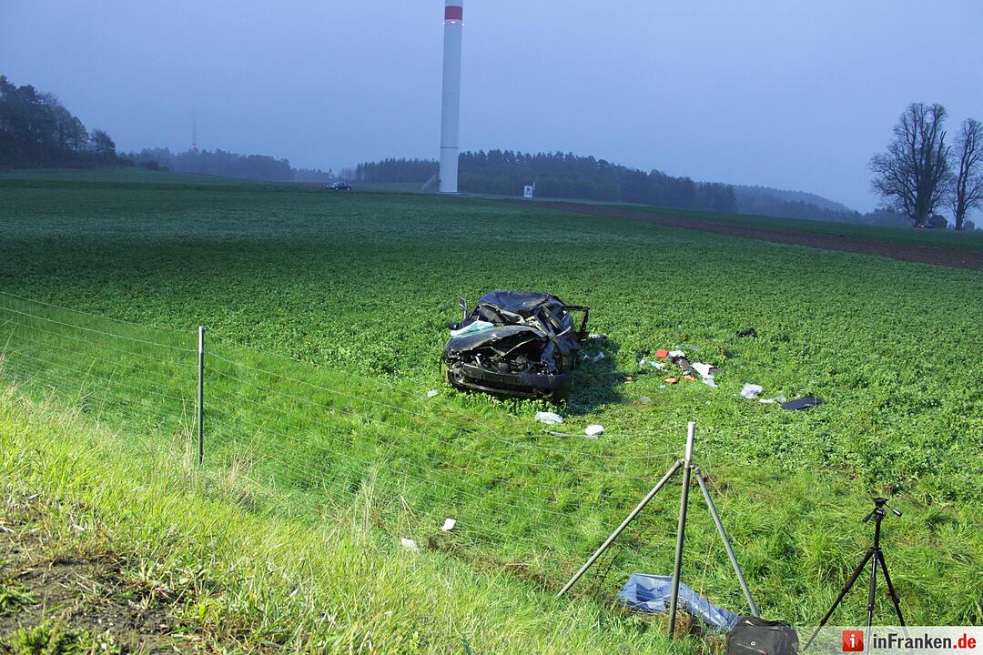 Starkregen sorgt für Abflug: Nissan schießt von Autobahn und landet drei Meter tiefer im Graben - Wagen überschlägt sich auf einer Strecke von 120 Metern mehrfach – Nissan bleibt völlig deformiert auf Wiese liegen – Fahrer eingeklemmt und schwerst verletzt – Polizei sucht nach Unfallzeugen