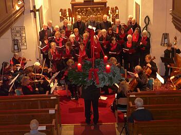 Michaelis-Chor und Kammerorchester Herz Jesu  präsentierten stimmungsvolle Klänge in der Streitberger Dreieinigkeitskirche.Pöhlmann
