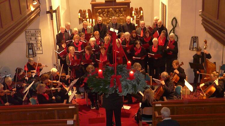 Michaelis-Chor und Kammerorchester Herz Jesu  präsentierten stimmungsvolle Klänge in der Streitberger Dreieinigkeitskirche.Pöhlmann