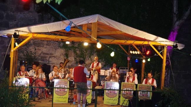 Die Musikkapelle spielte bis weit nach Mitternacht. Foto: Marian Hamacher