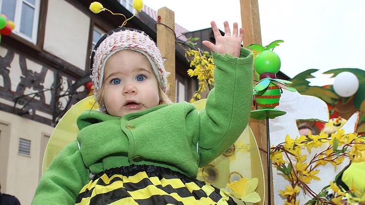Zeilauuu. Auch die kleinsten Bienen, wie etwa die dreijährige Ida, war beim Faschingszug in Zeil mittendrin, statt nur dabei.