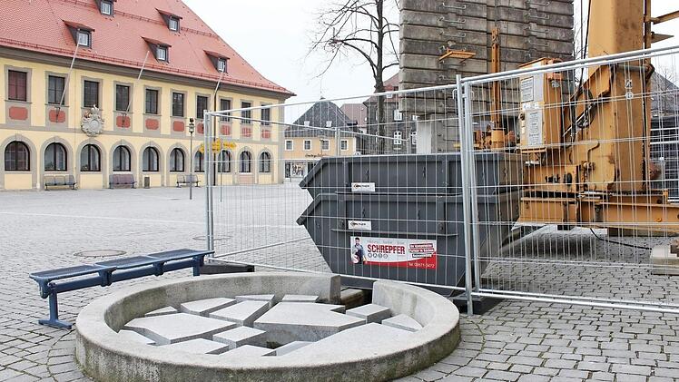 Das Wasserbecken am Lichtenfelser Marktplatz soll im Zuge der Bauarbeiten zurückgebaut werden.